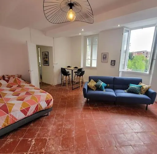 Appartement De Charme Avec Tomettes Et Parquet